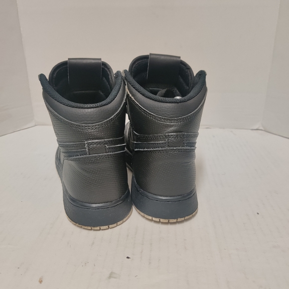 Jordan retro 1 black perforated sz 7 women/ 5.5y - Picture 4 of 8